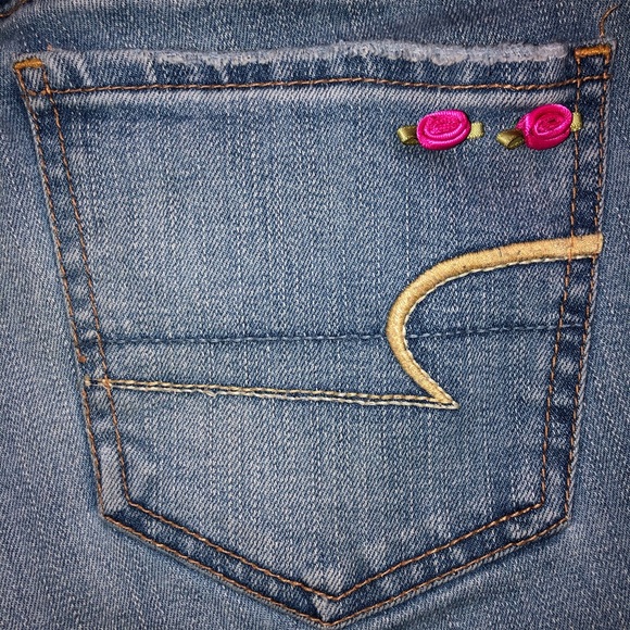 American Eagle Outfitters Denim - Rose Appliqué Jeans 🌷